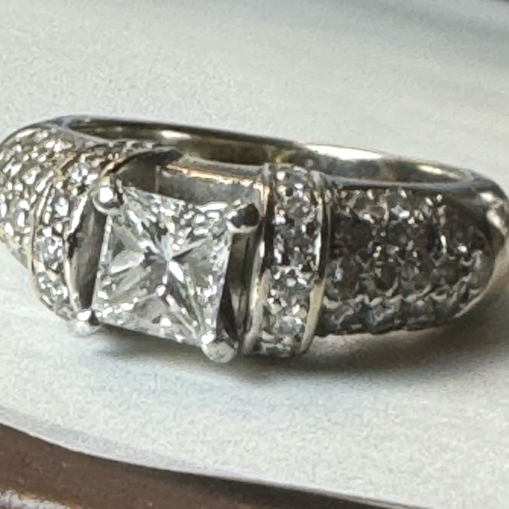Elegant Diamond Women's Ring